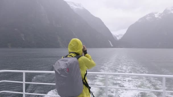 Yeni Zelanda Daki Dağları Fiyortları Fotoğraflayan Parlak Sarı Yağmurluklu Kızın — Stok video