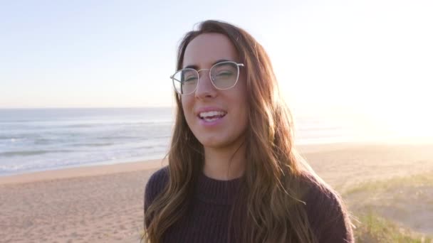 Jong Meisje Met Een Bril Glimlachend Lachend Het Strand Bij — Stockvideo