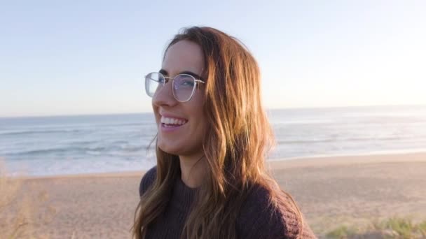 Jovem Com Óculos Rindo Sorrindo Praia Movimento Lento — Vídeo de Stock