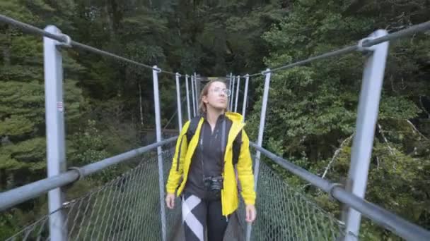 Dziewczyna Żółtej Kurtce Aparatem Spaceru Wzdłuż Mostu Nowej Zelandii — Wideo stockowe