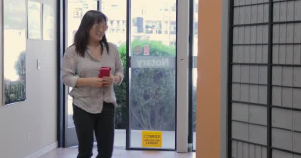 Vonzó Hölgy Besétál Postára Üdvözli Személyzetet Megnézi Postáját Feláll Egy — Stock videók