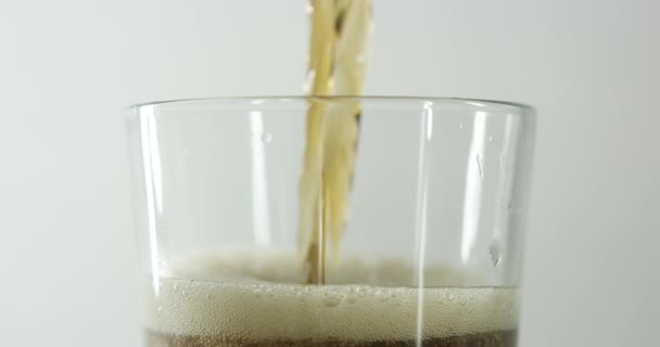 배경에 콜라를 마시는 유리잔 꼭대기의 움직임을 클로즈업 — 비디오