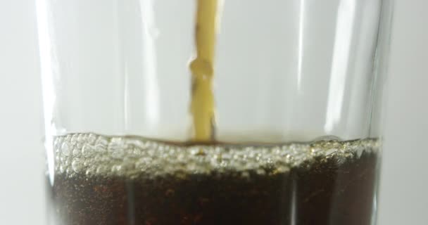 杯子的中间部分 在明亮的背景下 慢动作地充满可乐饮料 — 图库视频影像