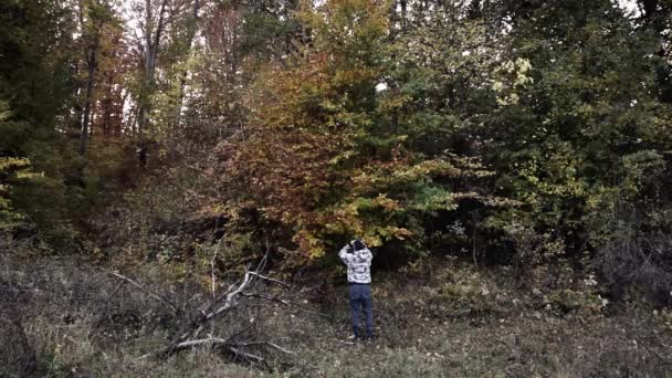 機関のために秋の写真を撮る男 荒廃した映像 — ストック動画