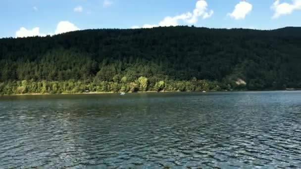 Clip Lac Par Une Journée Ensoleillée Avec Ciel Bleu Bateaux — Video