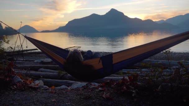 Žena Houpající Houpací Síti Sledující Západ Slunce Nad Oceánem Ostrovem — Stock video