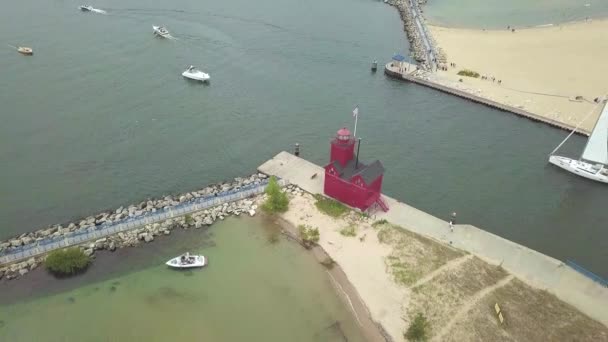 Vista Aérea Holland Harbour Light Gran Faro Rojo Alrededores Michigan — Vídeos de Stock