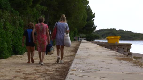 Una Famiglia Passeggia Lungo Lungomare Con Acqua Sul Lato Destro — Video Stock