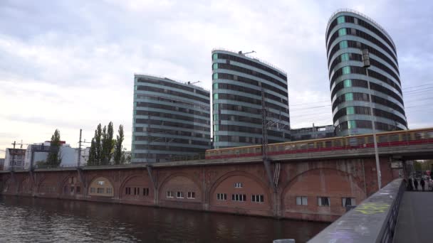 Tren Transporte Público Sbahn Berlín Por Noche Con Torres Modernas — Vídeos de Stock