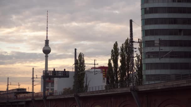 Sunset Του Βερολίνου Σιδηροδρομικό Σταθμό Sbahn Κοντά Στην Alexanderplatz — Αρχείο Βίντεο
