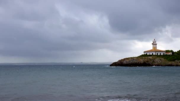 Olas Golpeando Las Rocas Una Isla Con Faro Día Nublado — Vídeos de Stock