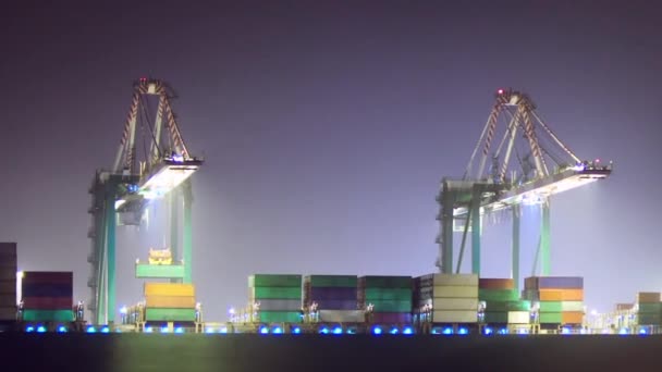 Φόρτωση Πλοίου Μεταφοράς Εμπορευματοκιβωτίων Νύχτα Zoom Out — Αρχείο Βίντεο