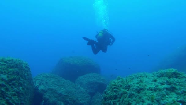 西班牙马略卡市 一名潜水潜水者在海底附近游泳 不准拍照 以4K的速度实时拍摄 — 图库视频影像