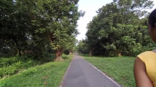 Adolescent Jeune Athlète Fille Jogging Sur Route Lever Soleil Matin — Video