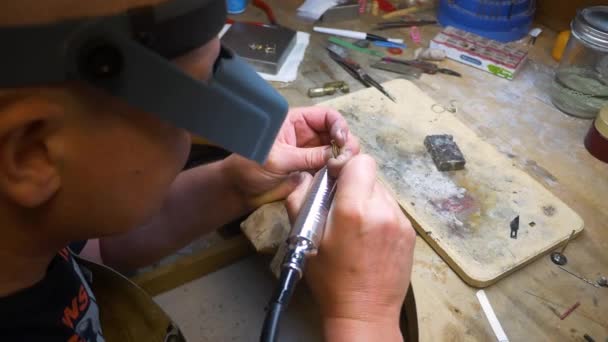 Erkek Kuyumcu Bir Mücevher Atölyesinde Motor Cilası Kullanıyor — Stok video