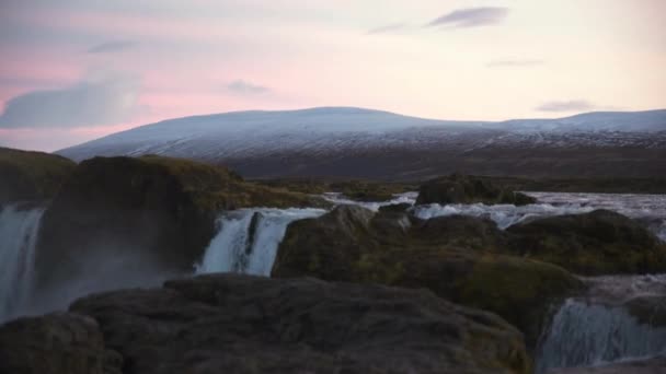 Top Van Waterval Bij Schemering Met Ijslandse Bergen Achtergrond — Stockvideo