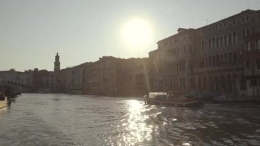 Gündoğumuyla birlikte Kanal Grande 'de tekne gezintisi, su yansımaları, Venedik, İtalya