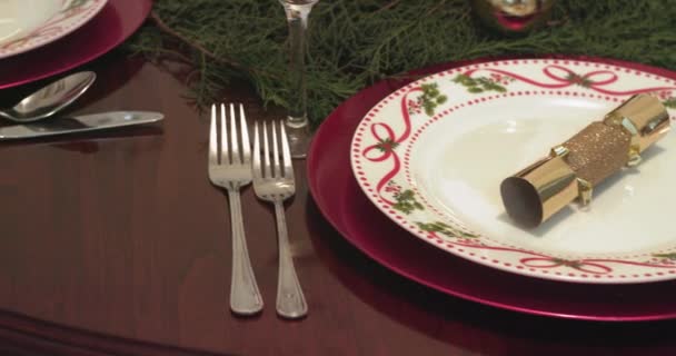 Closeup Pan Versierd Kerstdiner Plaat Zetten Houten Tafel — Stockvideo