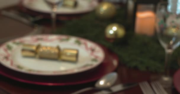 拉焦点装饰圣诞桌子设置木制桌子侧视图 — 图库视频影像