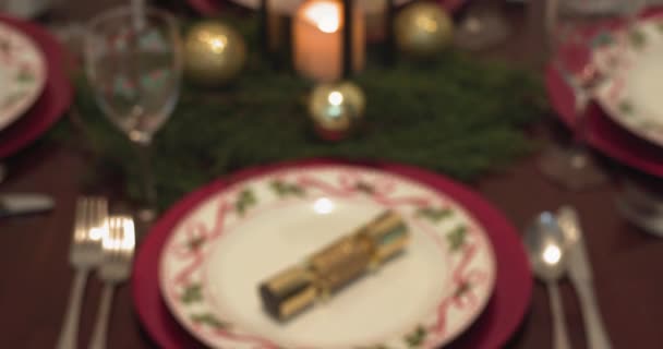 把注意力集中在圣诞餐桌的布置和木制桌子上的金条上 — 图库视频影像