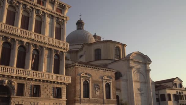 Широкий Постріл Католицької Церкви Chiesa San Geremia Золотому Ранковому Світлі — стокове відео