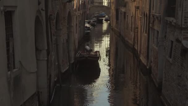 Weites Kippen Von Ruhigem Wasser Der Kanalstraße Venedig Italien — Stockvideo