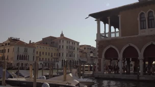 Экстерьер Рынка Якорными Лодками Венеции Италия — стоковое видео