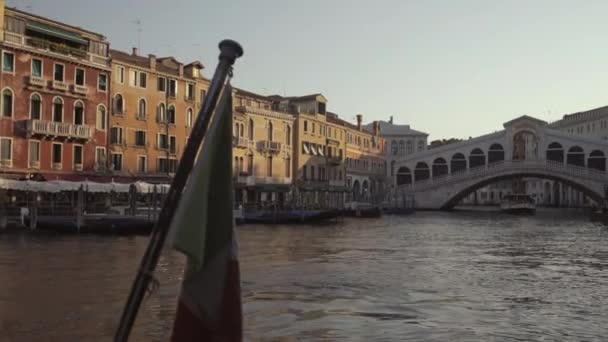 イタリアの旗とポンテ リアルト橋の広いショット午前中は人 ヴェネツィア イタリアなし — ストック動画