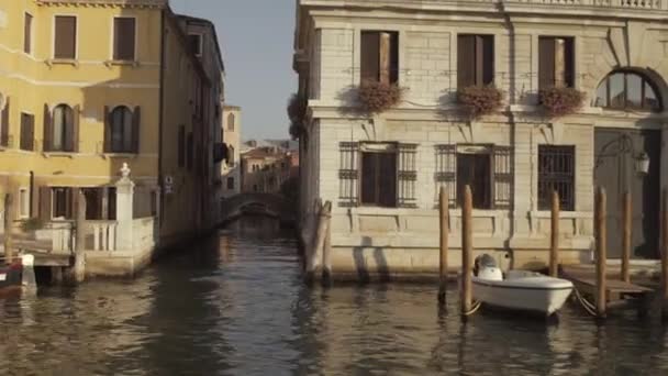 Barcos Aparcados Iluminados Por Amanecer Canal Grande Con Pequeño Puente — Vídeo de stock