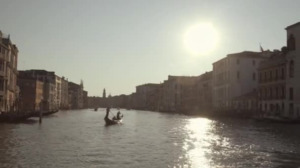 Gondelfahren Auf Dem Canal Grande Bei Warmem Sonnenaufgang Mit Wasserspiegelungen — Stockvideo