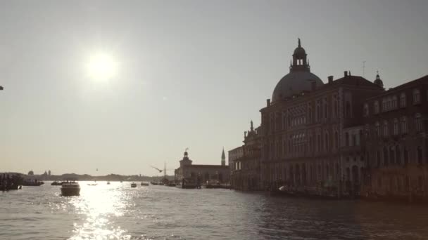 意大利威尼斯 一个阳光明媚的早晨 驶向圣玛利亚大教堂 — 图库视频影像
