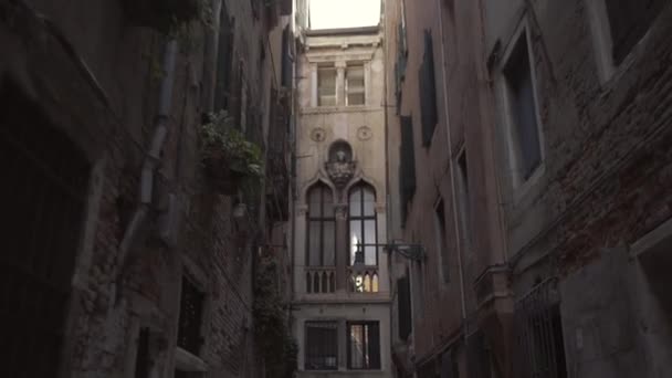 Nakloněný Záběr Úzké Historické Ulice Benátkách Itálie — Stock video