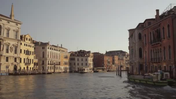 Weitwinkelaufnahme Eines Kleinen Bootes Das Morgens Durch Den Canal Grande — Stockvideo