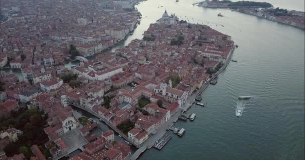 イタリア ヴェネツィアの夕暮れ時に運河グランデを越えてサン マルコへの空中暴露ショット — ストック動画