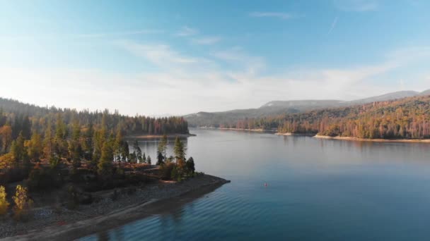 Letecký Snímek Krásné Modré Alpské Jezero Pořízené Při Západu Slunce — Stock video