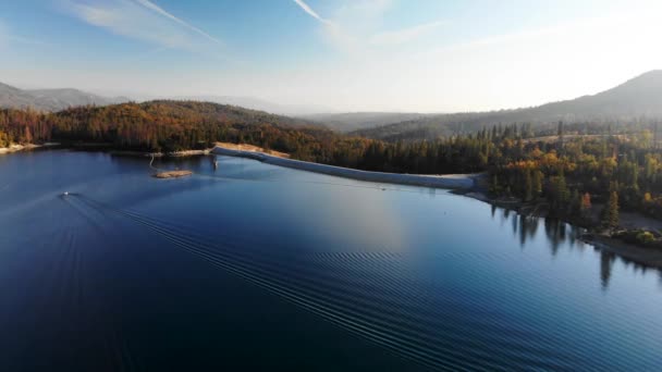 Aerial Shot Dam Blue Alpine Lake Surrounded Pine Trees Mountains — 비디오