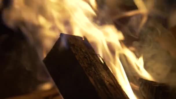 木柴失火的情况 背景中的火焰舌 — 图库视频影像