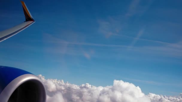 Pohled Přední Části Křídla Jako Letadlo Letí Nízko Nad Zahrnuje — Stock video