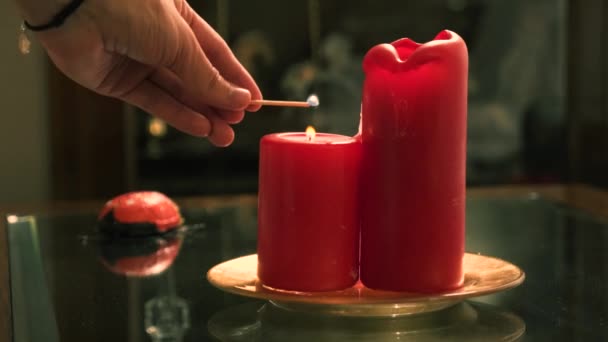 Mann Zündet Kerzen Filmmaterial — Stockvideo