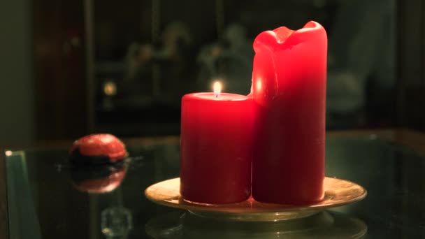 Mann Schaltet Licht Aus Und Bläst Kerzen Aus — Stockvideo