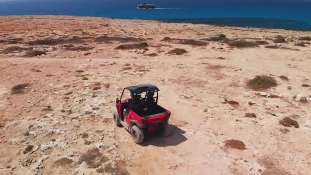 グレコで休暇中 カップルは海の近くで砂丘バギーを運転します — ストック動画