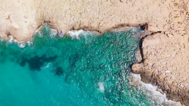 キプロスのカボ グレコの海の洞窟を見下ろす空中ビュー — ストック動画