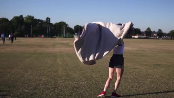 Woman Shaking Blanket Grass Running Camera Show Her Happiness — Stock video