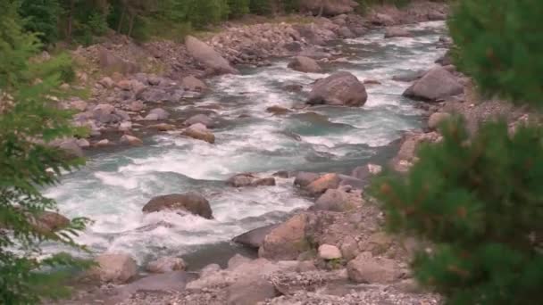 Mirando Por Río Azul Claro Lleno Agua Rocas Mientras Fluye — Vídeo de stock