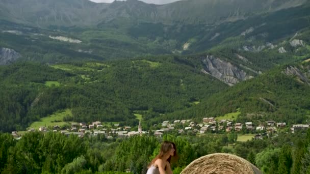 在法国的一个农场里 一位美丽而强壮的黑发女子正试图推挤和滚动一大捆干草 — 图库视频影像