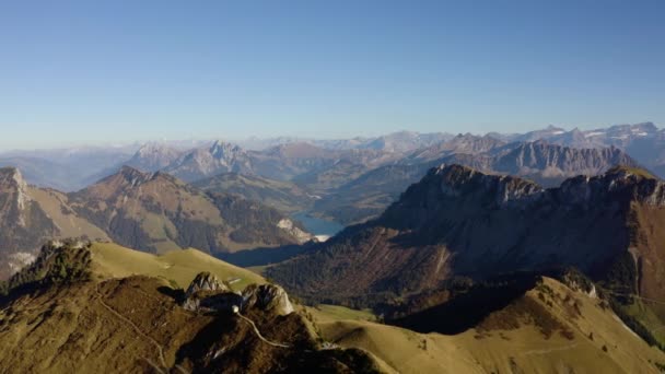 秋の色で空飛ぶ山の頂上 ロッチャーズ ナエ地域 プレップス スイス — ストック動画