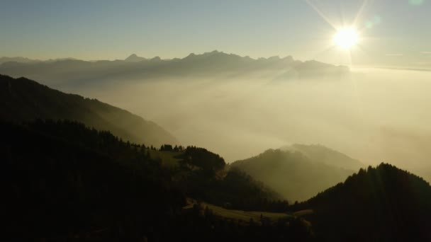 Vliegen Hoog Boven Nevellaag Bij Zonsondergang Een Alpiene Omgeving Vlakbij — Stockvideo