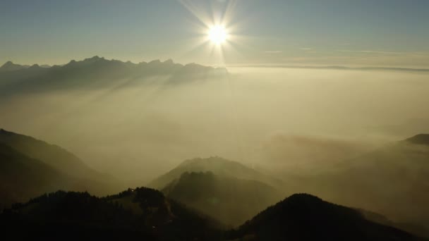 Voando Acima Camada Névoa Pôr Sol Ambiente Alpino Próximo Les — Vídeo de Stock