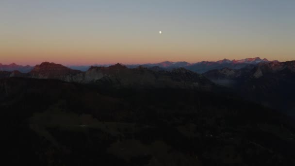 Zdjęcia Lotnicze Pasma Górskiego Zachodzie Słońca Różowe Szczyty Wschodzący Księżyc — Wideo stockowe