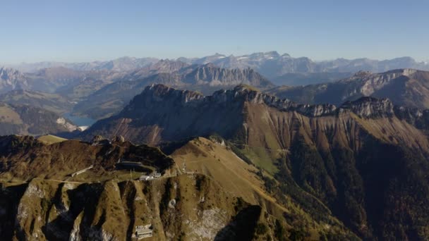 スイス プレップス山頂付近の高い航空軌道 Rookers Naye Switzerland 背景に数多くの夏 秋の色 — ストック動画